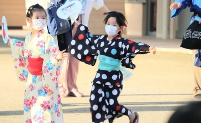 近畿大学附属幼稚園 夏の恒例行事「近幼まつり」を開催　園児が3年かけて色付けした提灯を飾り、おみこしや盆踊りを披露