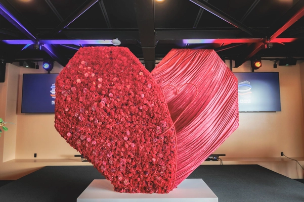 EXPO 2025大阪万博｜フランスパビリオンを彩る1万本の花装飾