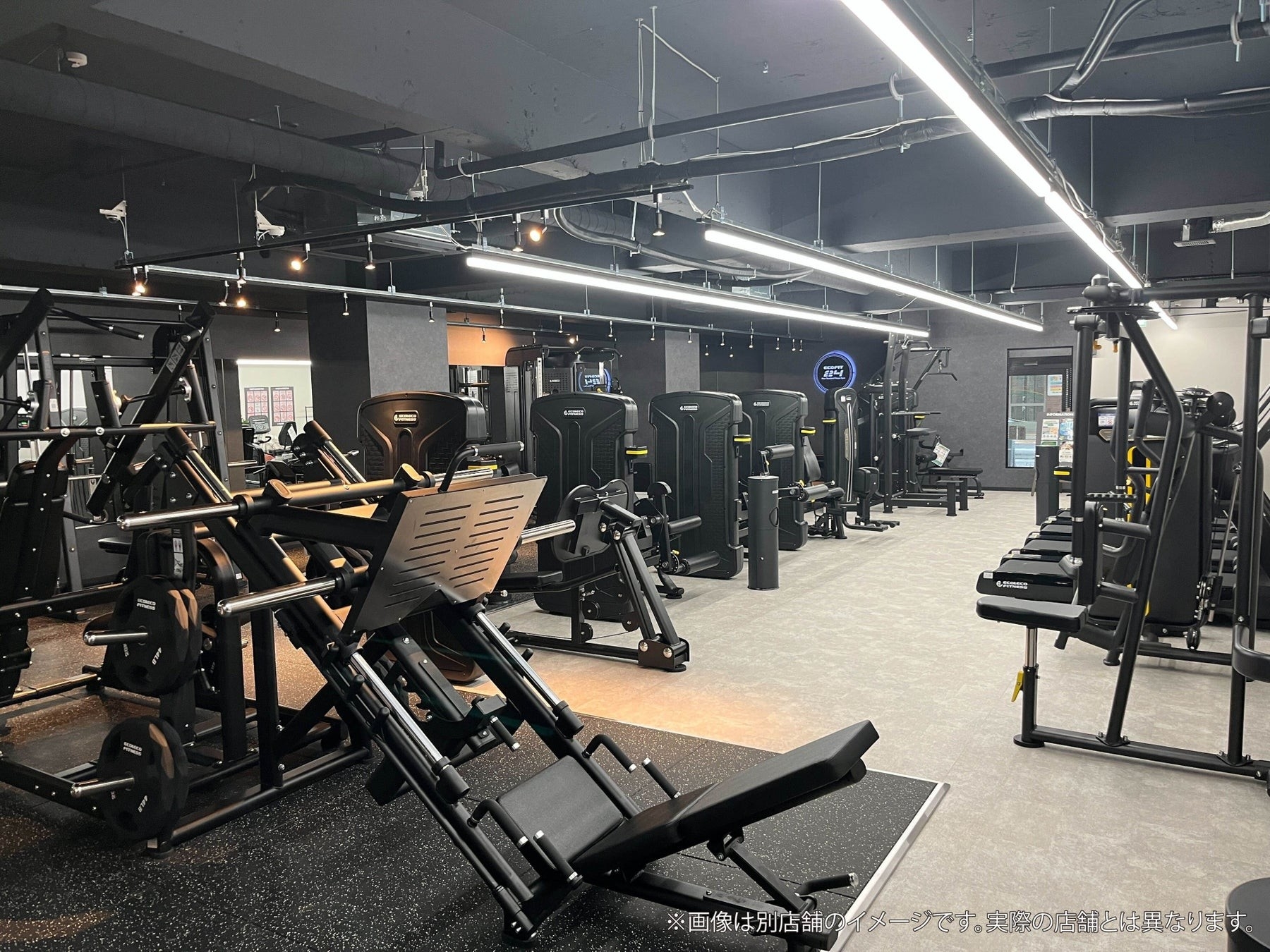 充実したマシンを完備した24時間フィットネスジムの店内風景
