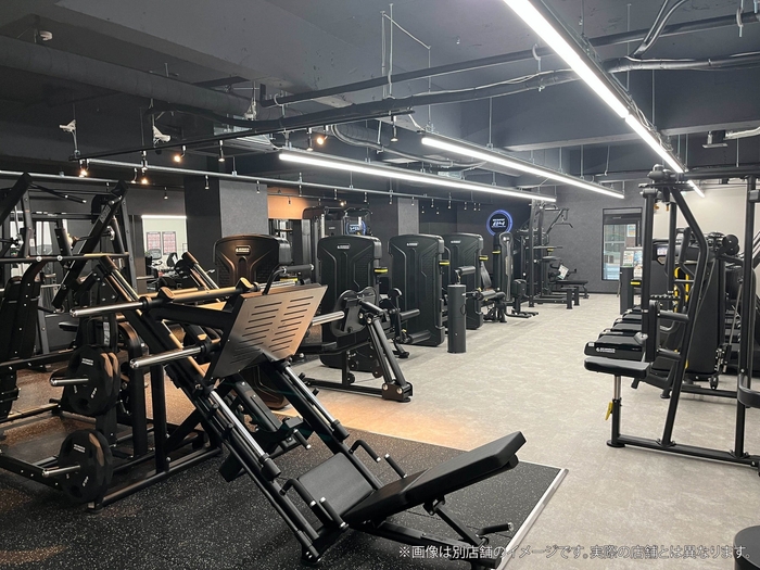 充実したマシンを完備した24時間フィットネスジムの店内風景