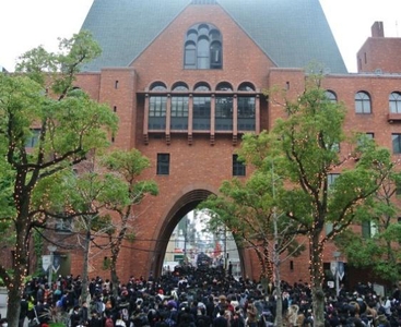 昨年度の入試日の様子。試験終了後は門から最寄駅までの道が受験生であふれます。