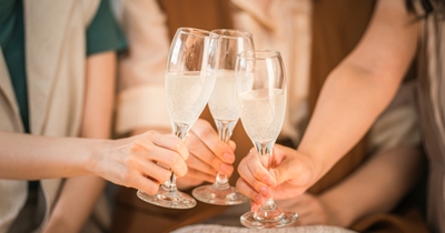 船上での乾杯のイメージ