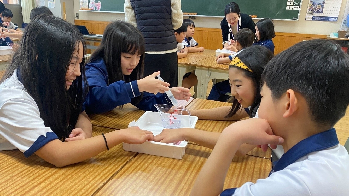 近畿大学附属小学校4年生が、男女合同で月経を学ぶ授業を実施 女性用下着メーカー協力による特別授業で正しい知識を得る