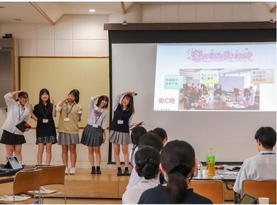 新井高等学校の生徒による発表
