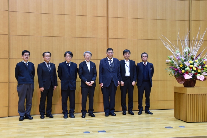 本学関係者との記念撮影