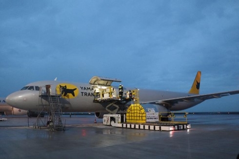 <コンテナを搭載する様子:北九州空港>