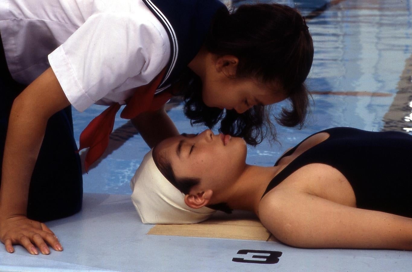 「満月のくちづけ」©アミューズ