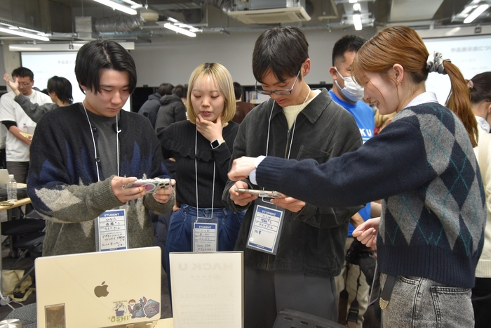 展示会でプロダクトを説明する学生たち