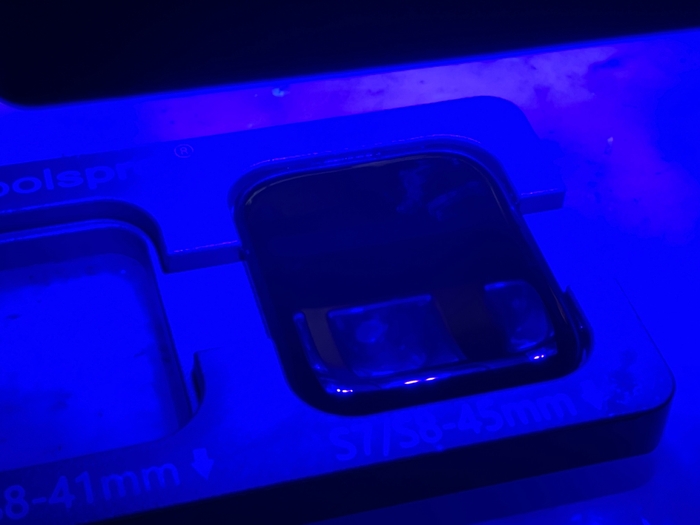 表面をクリーニングし、新しいガラスを膠着