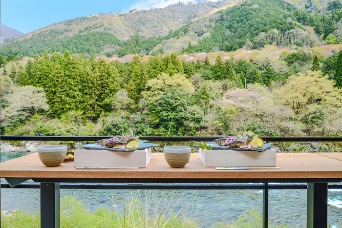 川で獲れた天然鮎を、川をみながら食す！贅沢な時間を！