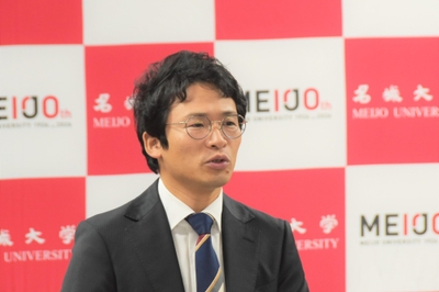 外国語学部で国際協力論を担当する宮下大夢准教授