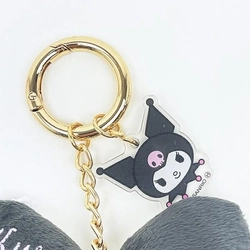 サンリオのリボンファーチャーム。大きなリボンと丸いもこもこのファーでインパクト大です。