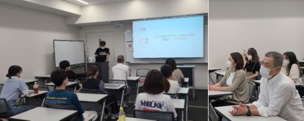 学生が弘文株式会社 安原社長に新社名をプレゼンする様子(左)、プレゼンを聞く安原社長(右)