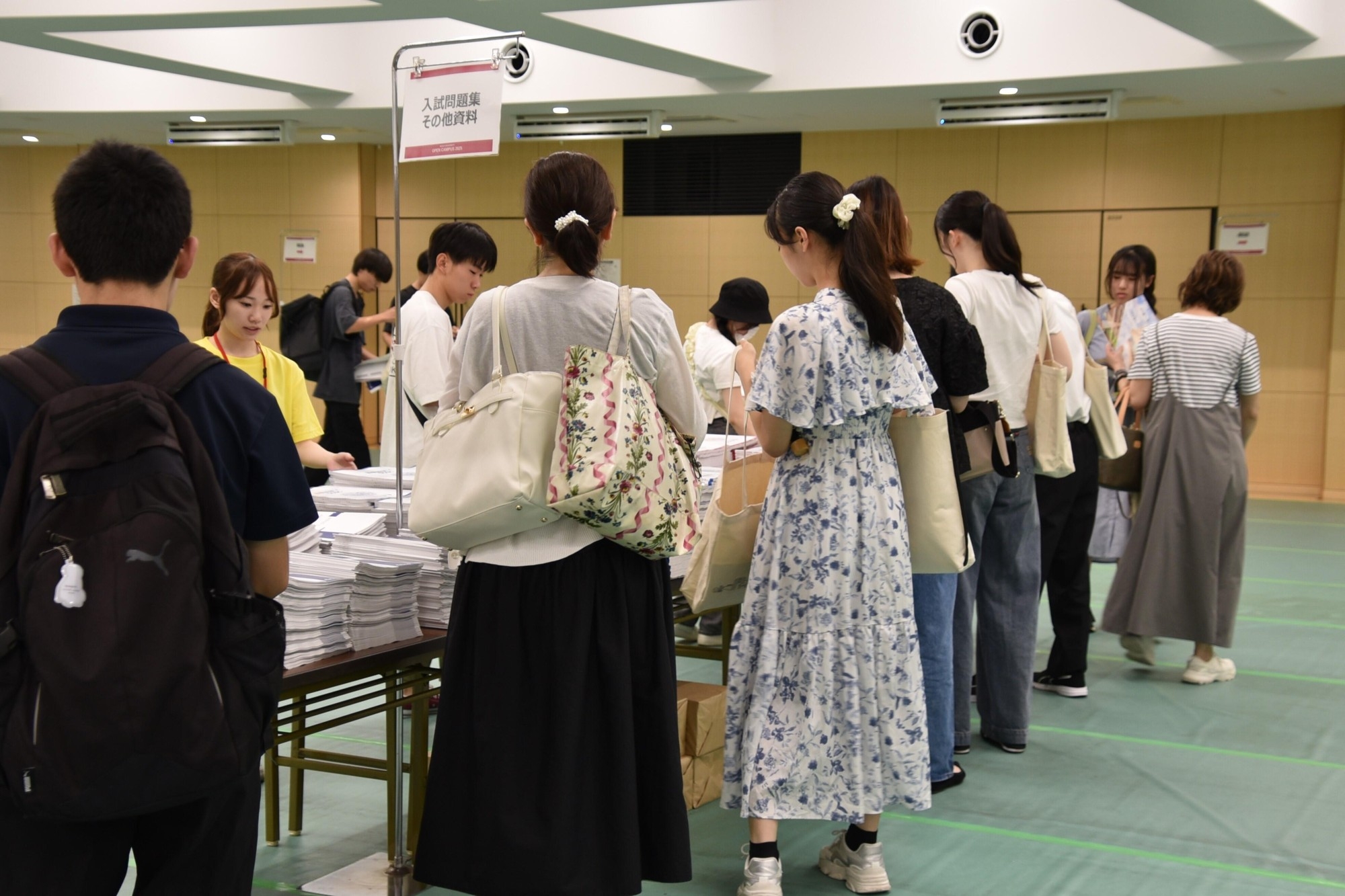 パンフレットや資料などを配布