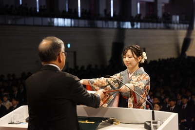 外国語学部代表の深津月那さん