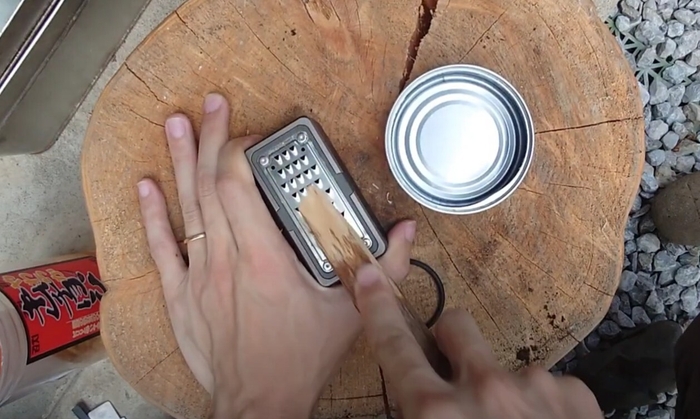 枝を削って火口を作る様子