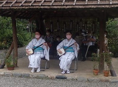 過年度の「新内流し(しんないながし)」の様子