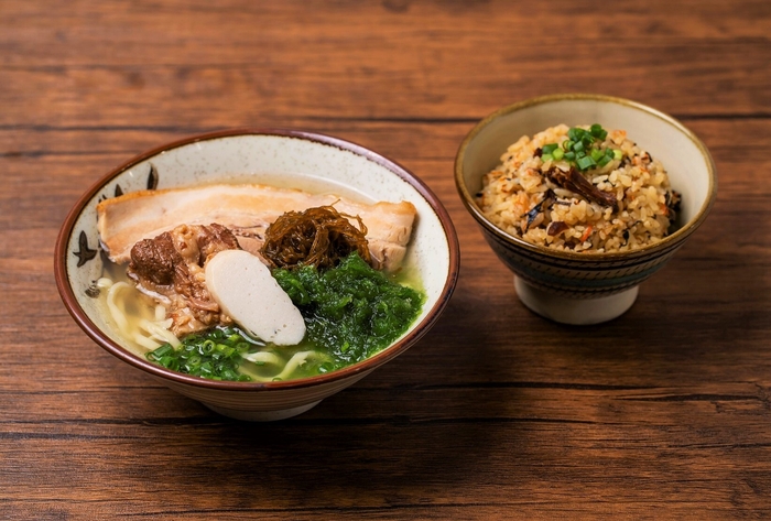 タイラ製麺所&沖縄生麺協同組合 「スペシャルミックスそば(軟骨ソーキ、三枚肉アーサ、もずく、かまぼこ)とジューシーセット」