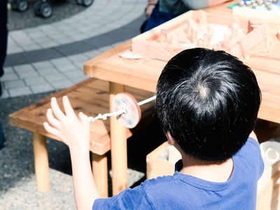 廃材活用のワークショップはファミリーに大人気