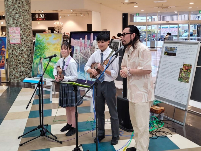 誠恵高校ウクレレ部メンバーと指導者のKahuaさん(右)