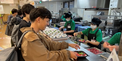 「マグロの日」に近大マグロの特別メニューを学食で限定販売！　建学の精神「実学教育」を象徴する研究成果に触れる