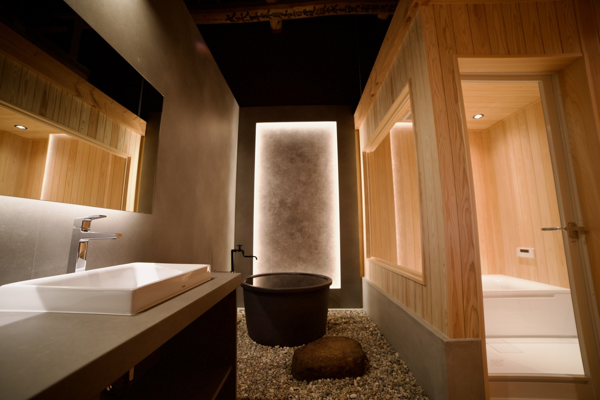 シャワーはウルトラナノファインバブル「ボリーナ アヴァンティ」。セルフロウリュ可能なサウナ室は滞在中朝晩問わず利用可能。水風呂は滋賀の伝統工芸、信楽焼陶器。