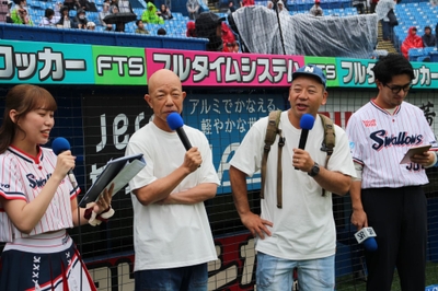 オープニングトークに登場したバイきんぐ（左からスタジオMC、小峠英二、西村瑞樹、スタジオMC）