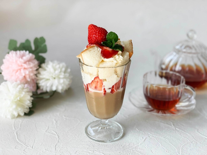 ロイヤルミルクティーパフェ ストロベリーを添えて