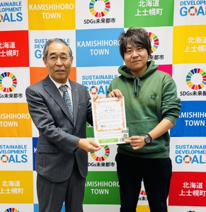 現地にて竹中町長（左）とお互いの取り組みを熱く意見交換させていただき、 第45号 上士幌町SDGsアンバサダーにも認定いただきました。