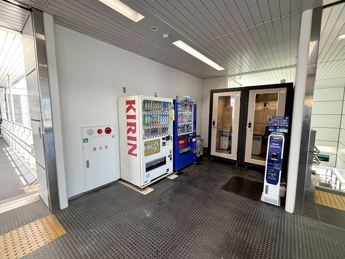 神戸空港駅(改札外自販機コーナー)