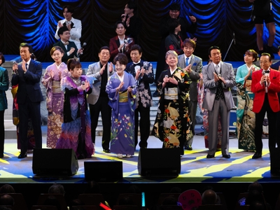  写真　(C)ヒダキトモコ