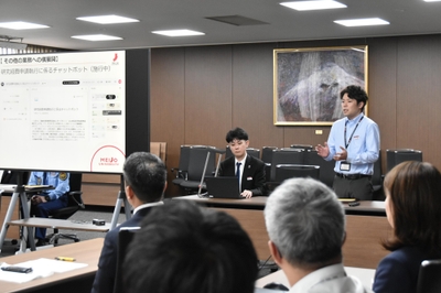 発表する「おまかせChatBot隊」加藤さん（右）と金丸さん