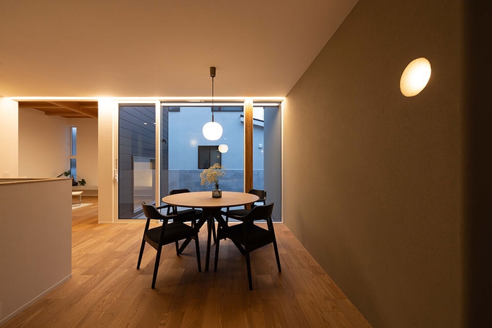 室内からプライベートデッキを望む(夜)