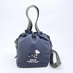 万能すぎる「スヌーピー」の巾着ショルダーバッグ。どんなシーンにも寄り添う優秀アイテム！