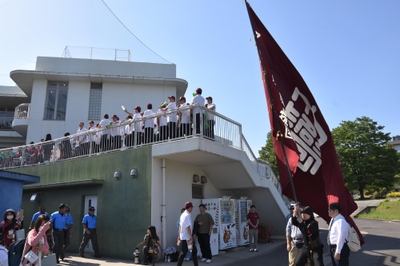 勝利後に掲げられた団旗