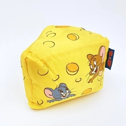 インパクト大！トムとジェリーのふわふわサイコロクッション。思わず転がしたくなります。