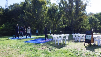 自然に囲まれてのびのびとヨガを楽しめます