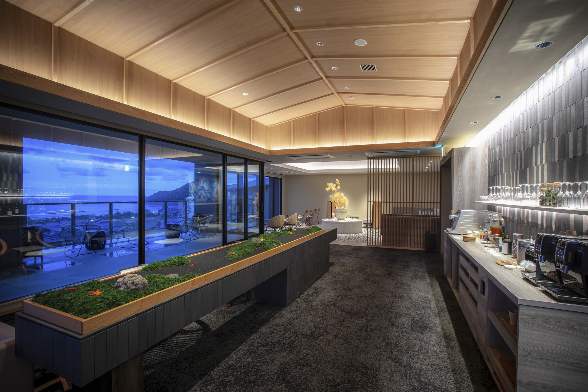 【海の京都】涼やかな海風に包まれる夏。ラウンジで絶景を愉しむひととき-夕日ヶ浦温泉「佳松苑 別邸ふうか」