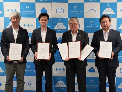 写真向かって左よりエアロネクスト代表取締役CEO田路圭輔氏、セイノーHD執行役員 河合秀治氏、東川町長 松岡市郎、 電通北海道代表取締役社長執行役員 沖津充男氏