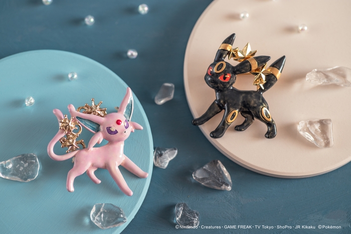 エーフィブローチ 4,730円/ブラッキーブローチ 4,400円