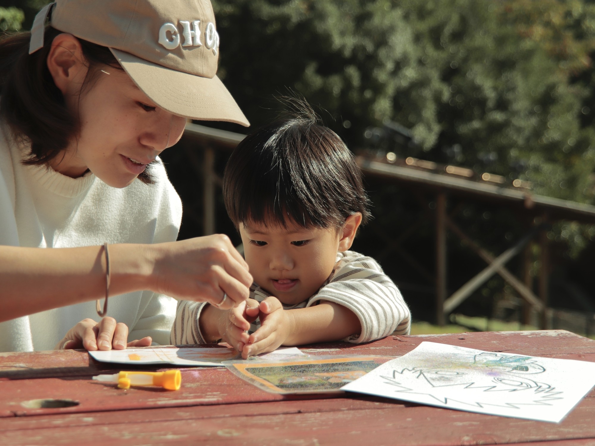 ▲はじめての砂絵!世界にひとつだけのアートを生み出そう