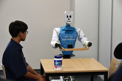 カフェに見立てた場所で珈琲を運ぶロボット