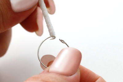 STEP2.マスクリングの針を紐に引っ掛けます