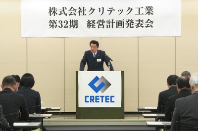 登壇する代表・若林。ご来賓のみなさまにご臨席賜り、厳かに行われた