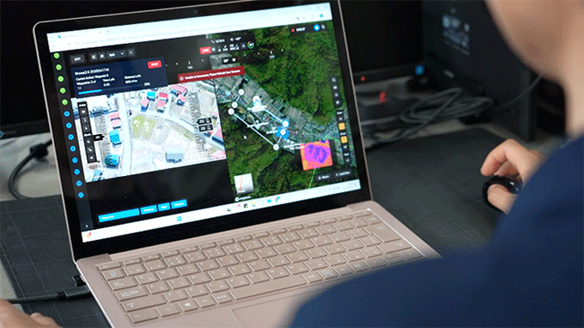 【遠隔から飛行状況を監視している様子】