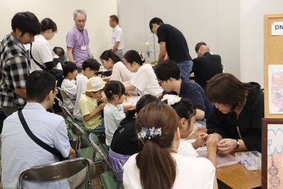 DNAビーズ作りに取り組む子どもたちは夢中です