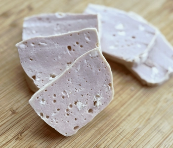 本格ドイツ製法ハムソーセージ専門店「メツゲライ・イノウエ」 ブルーチーズしか入っていないフライシュケーゼ 「ブルーチーズケーゼ」を6/1に新発売！