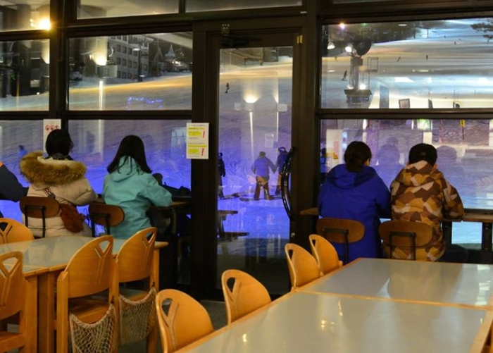 ゲレンデ前のレストランで休憩も可能。