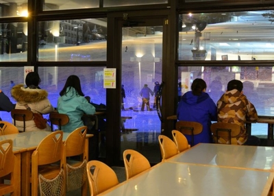 ゲレンデ前のレストランで休憩も可能。