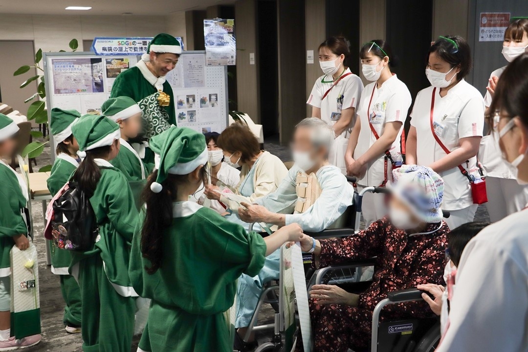 みどりのサンタがやってきた 医誠会国際総合病院へ元気な笑顔とお花のプレゼント